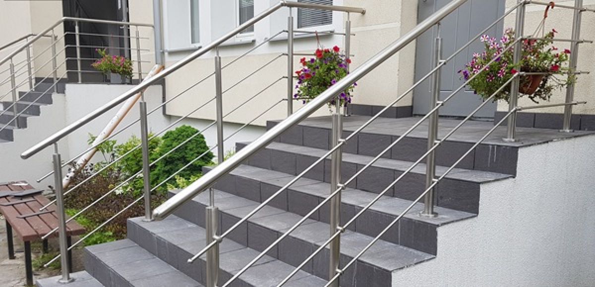 Nerūdijančio plieno turėklai: kokybė, ilgaamžiškumas ir modernus dizainas