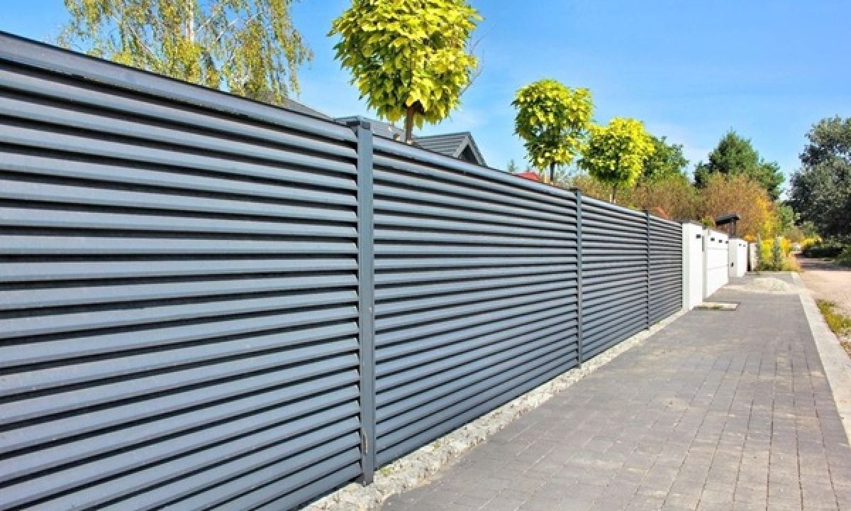 Skardinės tvoros, automatizuoti skardiniai vartai gamyba ir montavimas Vakarų Lietuvoje