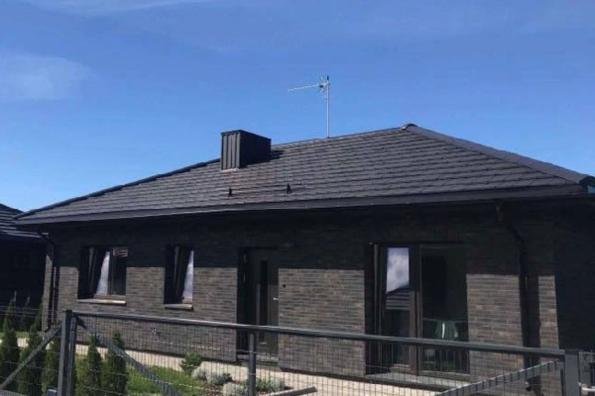 Kokybiškos skardinimo paslaugos: skardinių stogų įrengimas ir skardinių tvorų montavimas visoje Vakarų Lietuvoje