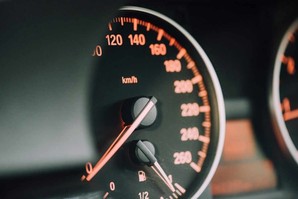 Neįprastas garsas, vibruojantis vairas, užsidegusi lemputė: 8 ženklai, kad automobilį laikas vežti į servisą