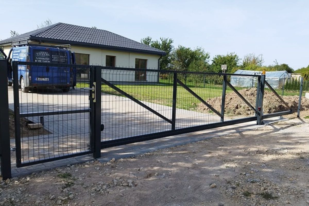 Stumdomi ir atveriami kiemo vartai Kauno apskrityje: kaip pasirinkti ir ką aptarti prieš montavimą