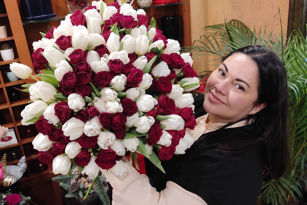 Floristė Inesa su spalvinga puokšte