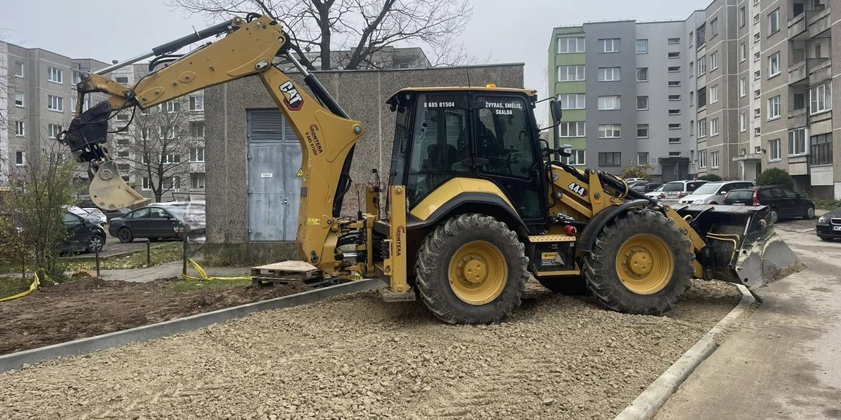 Gontera automobilių stovėjimo aik&scaron;telės įrengimas Alytuje &ndash; ratinis ekskavatorius lygina skaldą