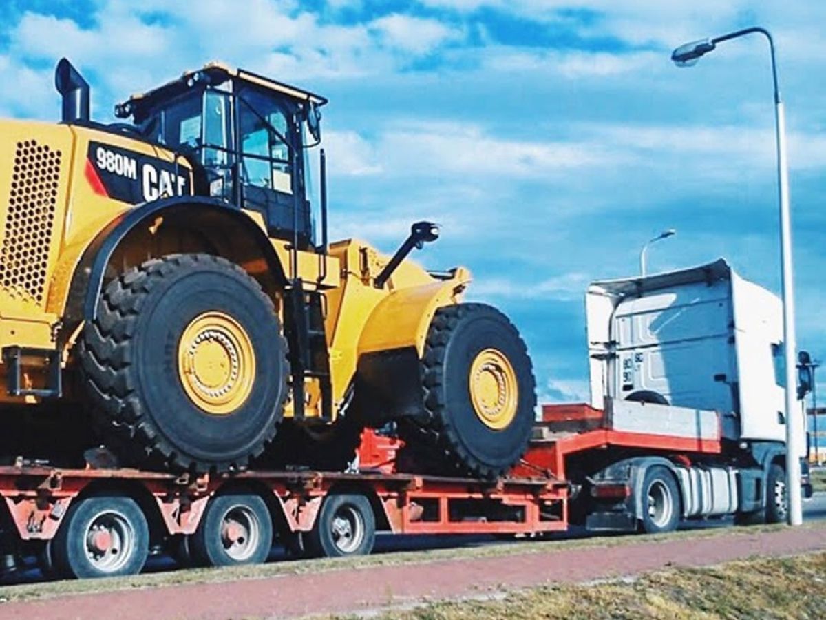 Sunkiasvorių krovinių pervežimas &ndash; CAT krautuvas ant specialiojo tralo, Kranų Bankas