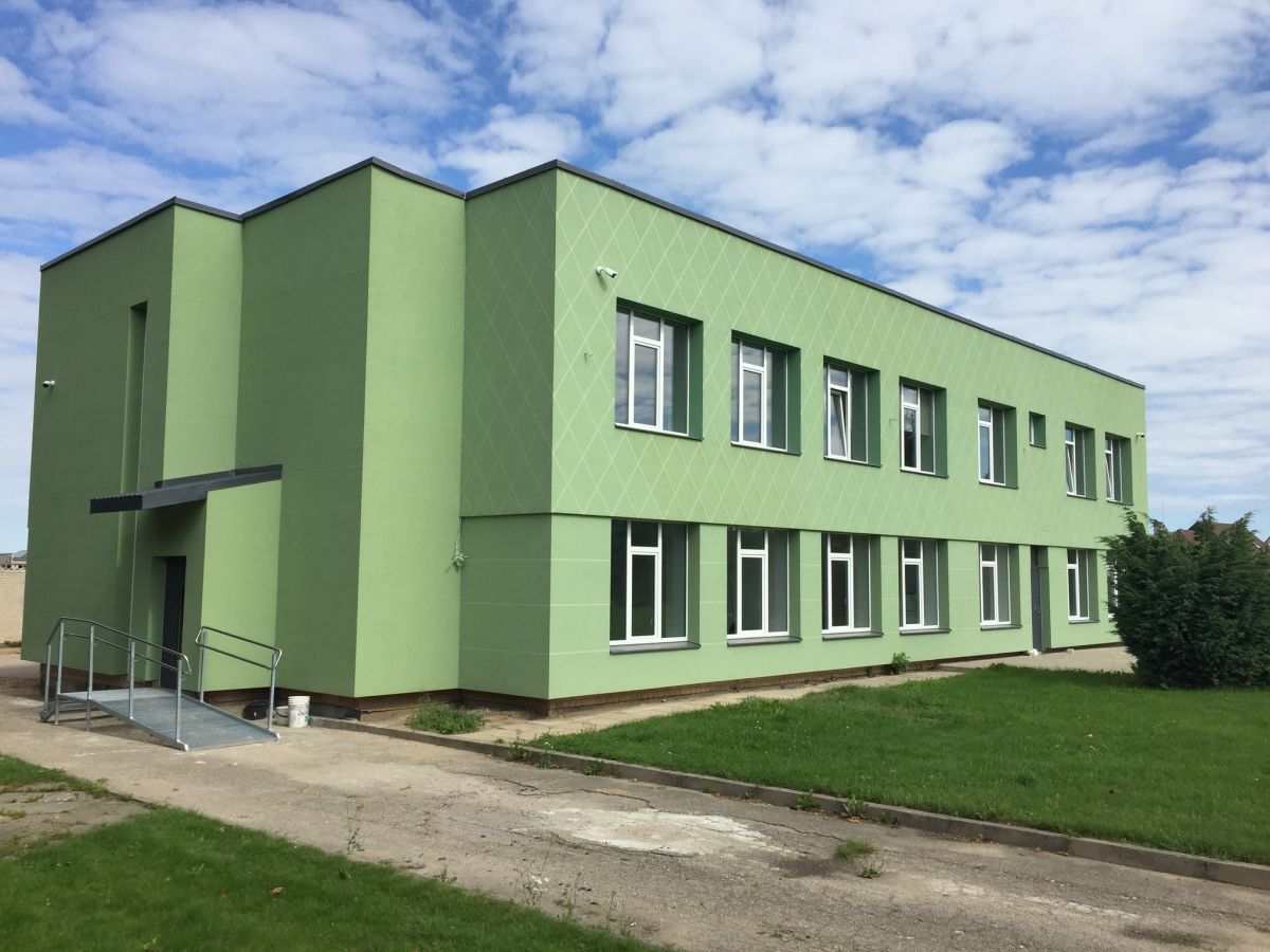 Renovuotas dviejų auk&scaron;tų pastatas su nauju žaliu fasadu