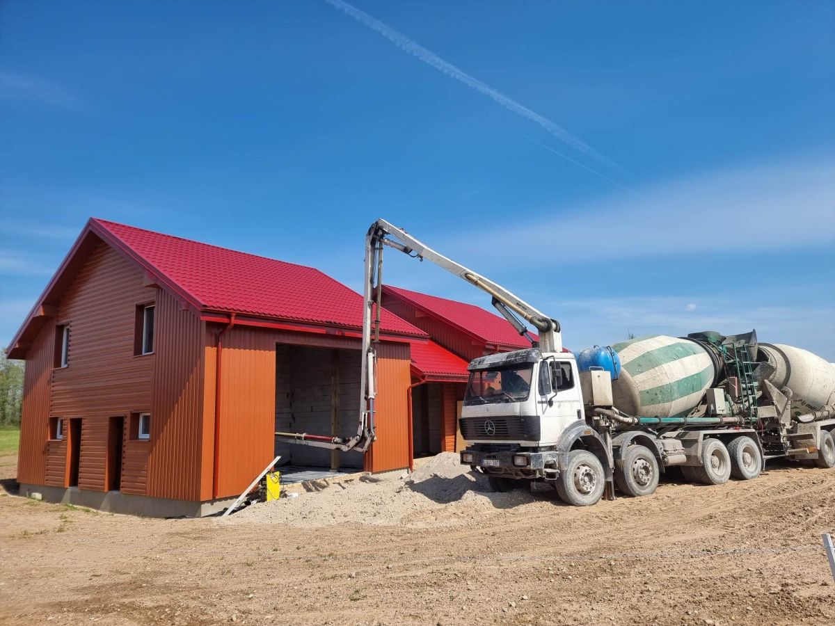 Namo statybvietė &ndash; betonavimo darbai su betono siurbliu