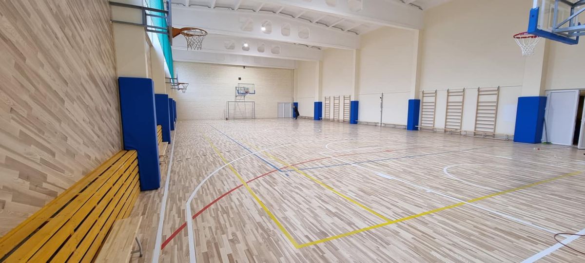 Renovuota mokyklos sporto salė su naujomis grindimis ir sienų apdaila