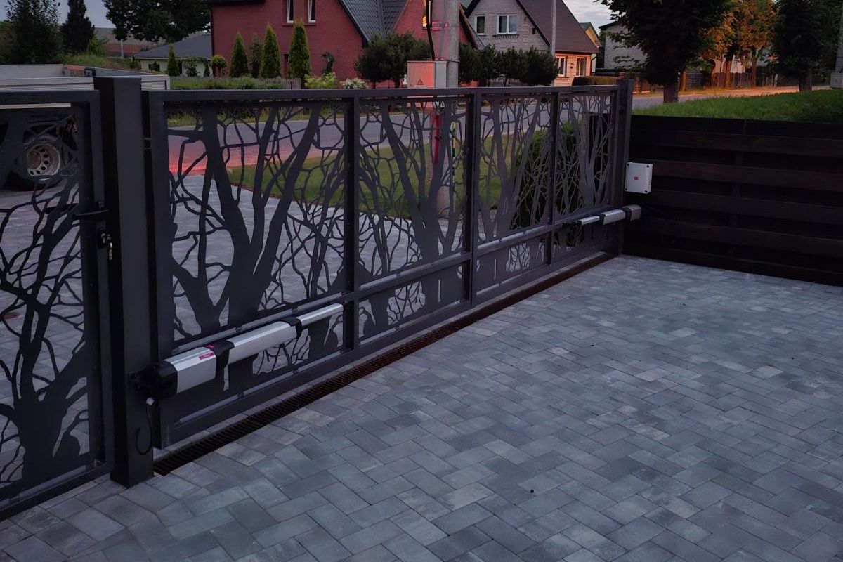 Moderni žaliuzinė tvora su kiemo vartais &ndash; Skardinimo Vizija