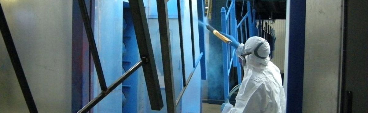 Metaliniai gaminiai ant kabyklių, paruo&scaron;ti milteliniam dažymui