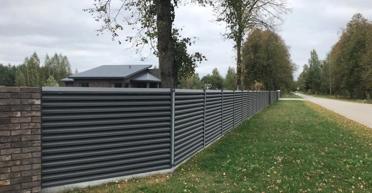 Žaliuzių tipo skardinė tvora, pagaminta ir sumontuota Vakarų Lietuvoje