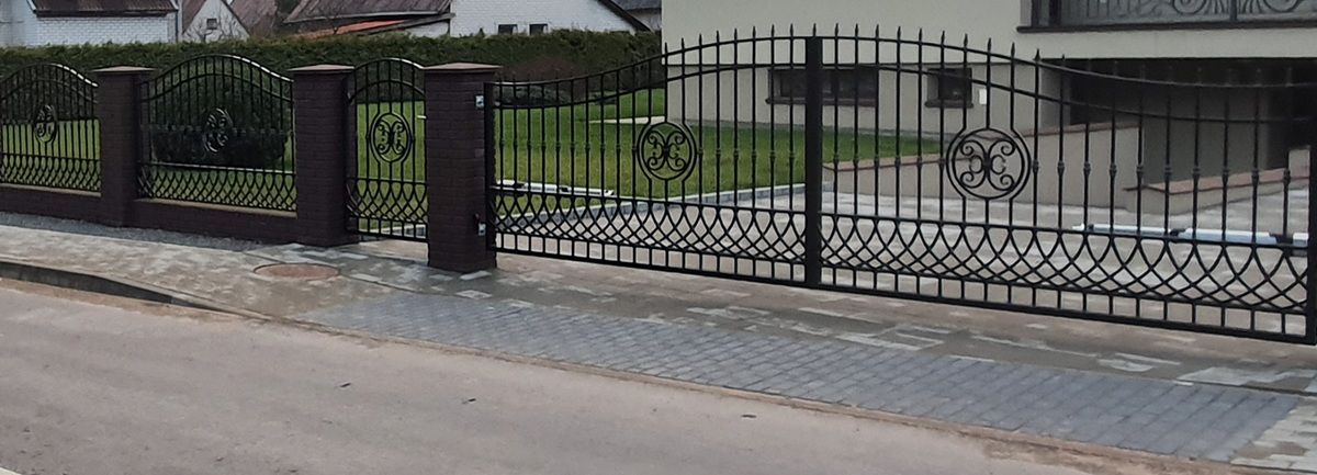 Kalvystės ornamento detalė ant metalinių vartų