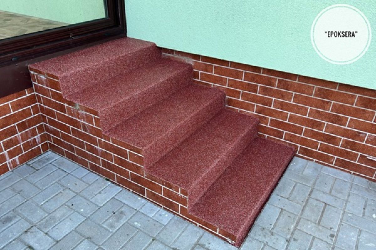 Lauko laiptų pakopų danga priderinta prie fasado spalvos