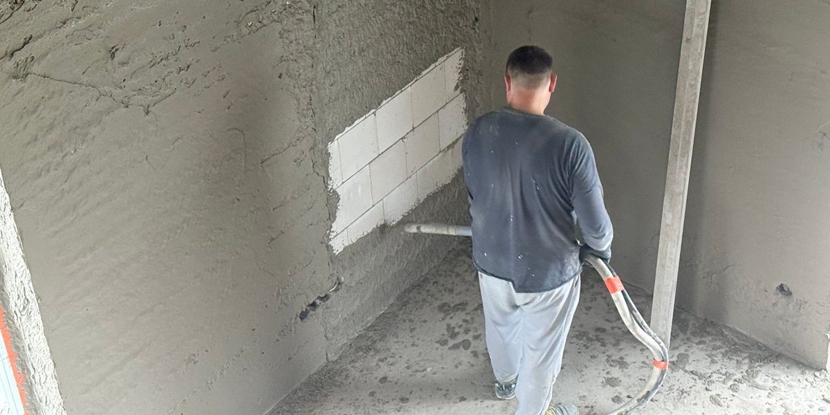 Mechaninis sienų tinkavimas &ndash; Rimo Statyba meistras darbo metu