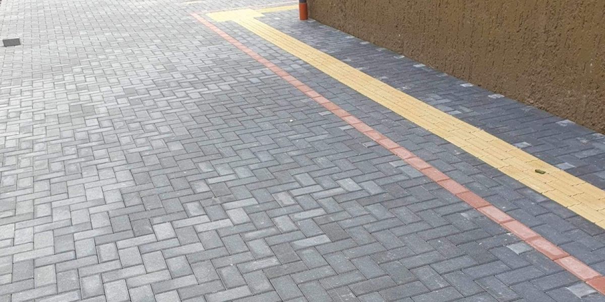 Trinkelių danga komercinėje teritorijoje su spalvotais žymėjimais