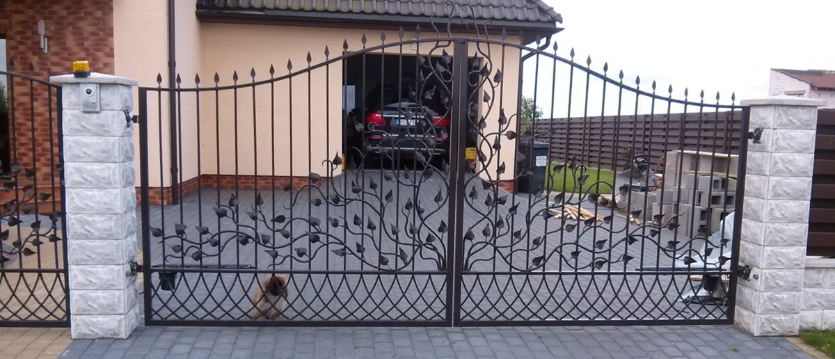 Atveriami kiemo vartai su kalvystės ornamentais