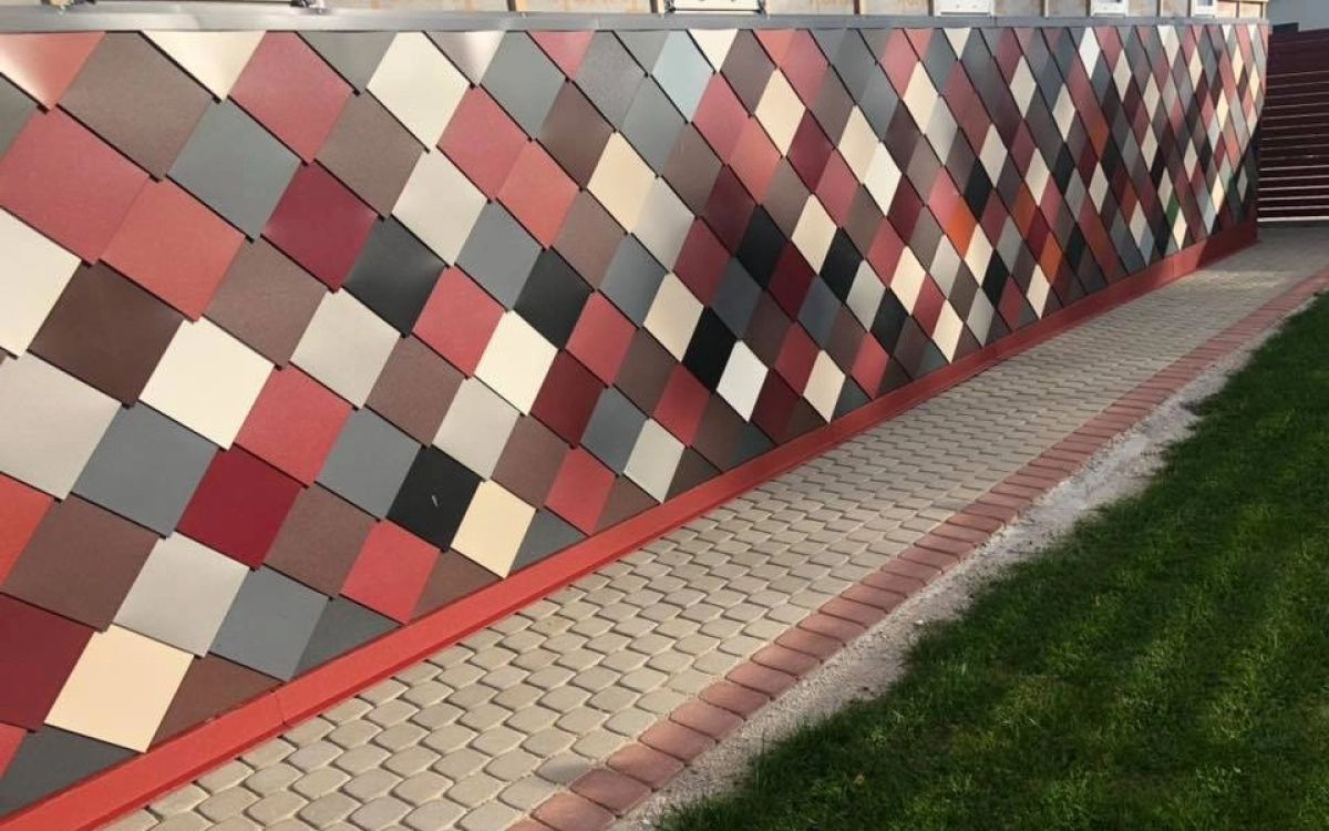 Spalvinga fasado siena sumontuota i&scaron; mūsų pagamintų skardos elementų.