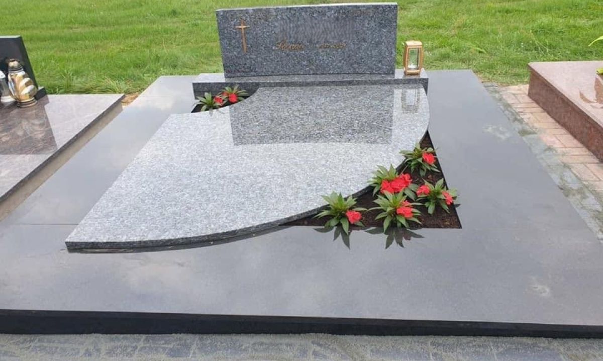 Kapavietė su pilko ir tamsaus granito paminklu, dengta poliruotomis plok&scaron;tėmis, su dekoratyvinėmis gėlėmis