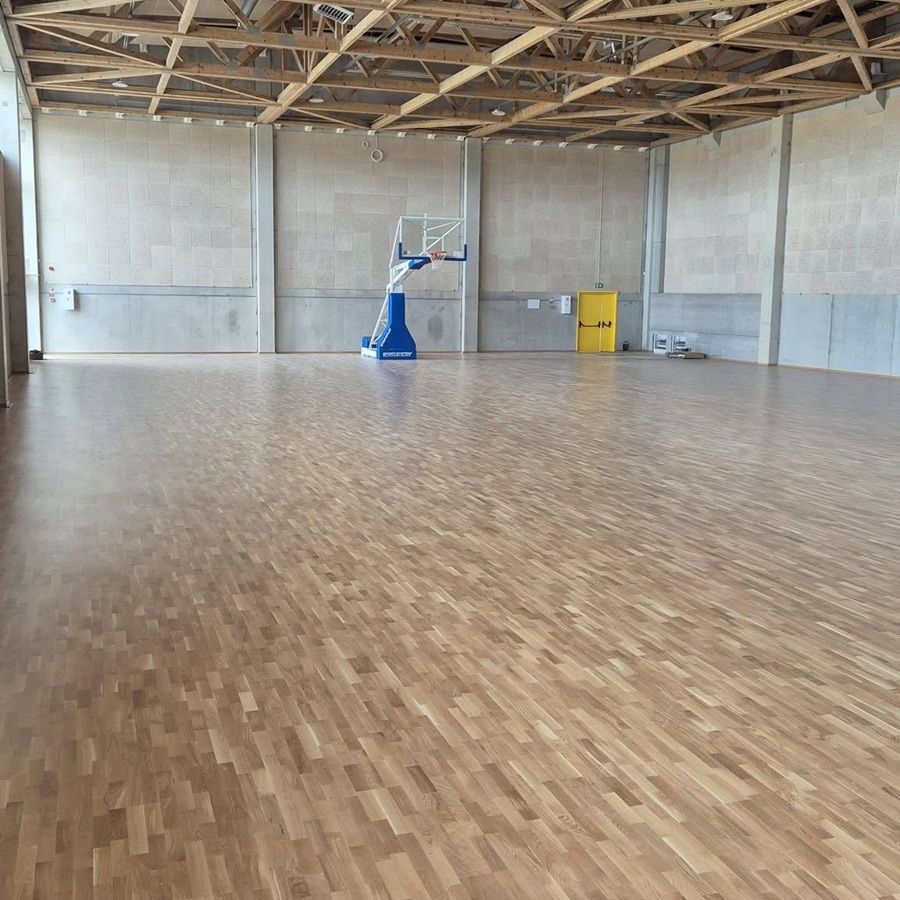 Medinių parketlenčių įrengimas sporto salėje &ndash; Grindų meistrai
