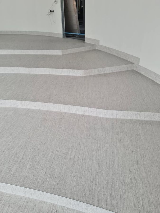 PVC dangos klijavimas ant laiptų &ndash; Grindų meistrai
