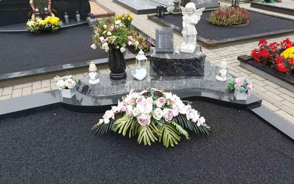 Kompleksi&scaron;kai sutvarkyta kapavietė su tamsaus granito paminklu ir dekoratyvine skalda