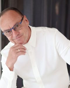 Balti šilkiniai marškiniai — vyrams, kurie žino, kad tikra prabanga slypi paprastume