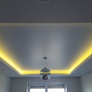 Blizgios įtempiamos lubos moderniame interjere