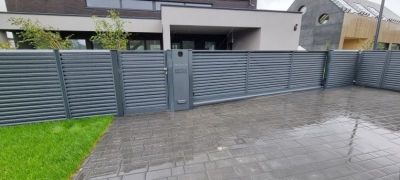 KIETAS PLIENAS, MB - skardinės tvoros, skardinių tvorų gamyba, montavimas Klaipėda, Kretinga, Palanga, Gargždai