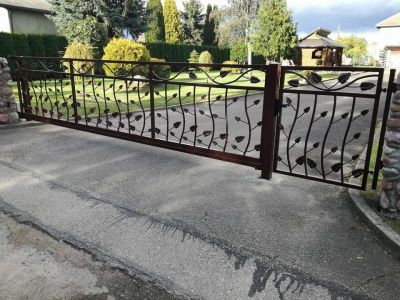 Ilgaamžė metalinė tvora ir derinantys varteliai