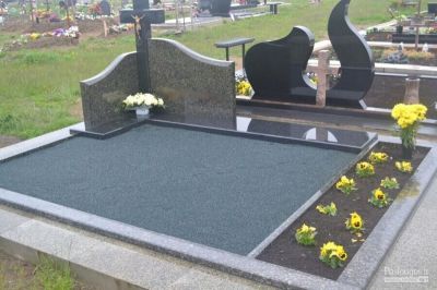 Dekoratyvinės skaldelės užpylimas atnaujintoje kapavietėje