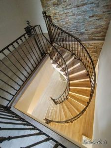 KALVIS AINIS - meninė kalvystė, kalviški laiptų, balkonų turėklai, kalviški vidaus, lauko baldai Klaipėda, Klaipėdos regionas, Žemaitija, visa Lietuva