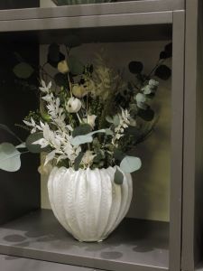 Komercinių erdvių estetika: floristinis vitrinų dekoravimas