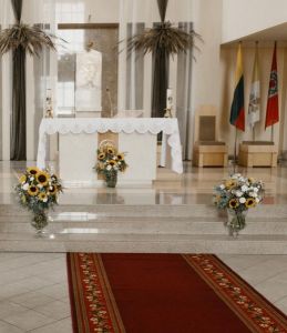 Šventinė erdvės transformacija: bažnyčių dekoras Kaunas