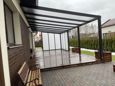 Moderni veranda su stumdoma stiklo sistema