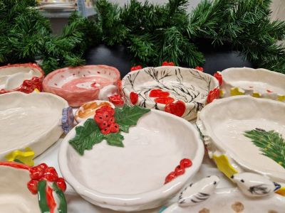 Rankų darbo indai – lėkštės, puodeliai ir dubenys