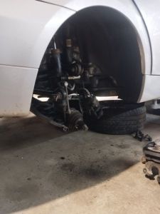 šarnyrų keitimas, grandinių keitimas, riebokšlių (sailenblokų) keitimas, amortizatorių keitimas Klaipėdos rajonas