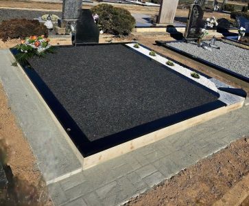 Profesionaliai atliekami kapavietės rekonstrukcijos darbai: atnaujinti pamatai, ištiesinti borteliai ir pakeistas senas paminklas nauju, moderniu granito gaminiu.