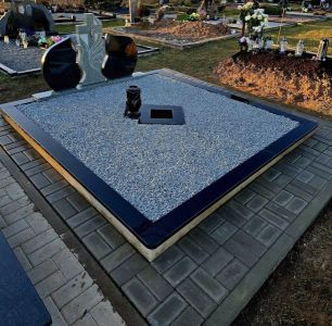 Kruopščiai sutvarkyta šeimos kapavietė po restauracijos – nuvalytas ir atnaujintas paminklas, paryškintos raidės, pakeista skalda ir atkurta estetinė harmonija.