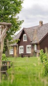 „Pasakų kaimas“ – daugiau nei sodyba - tai naktys Lietuvos regionų buities muziejuje, tai poilsis ir pramogos, autentiška, meniška aplinka, dūminė pirtis, jaukūs etnokultūriniai kambariai, medinės skulptūros lietuvių liaudies pasakų motyvais.