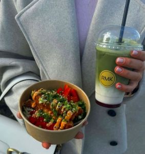 Poke Bowl spalvos- sotus dubenėlis su šviežia žuvimi, traškiomis daržovėmis ir vaisiais