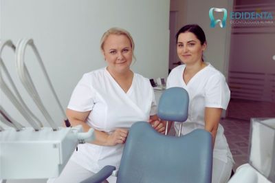 Gydytoja Edita Uniokienė ir odontologo padėjėja Gina Dambrauskienė