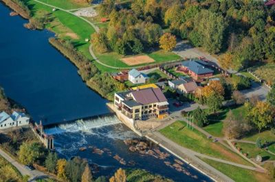 Trijų žvaigždučių viešbutis „Banga“ Tauragėje prie upės Jūra