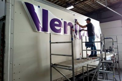 Įmonių logotipų klijavimas Tauragė