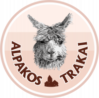 ALPAKOS TRAKAI - alpakos šalia Vilniaus, alpakos Trakuose, ekskursijos į alpakų ūkį, alpakų vilnos siūlai ir gaminiai vaikams, patinų reproduktorių paslaugos